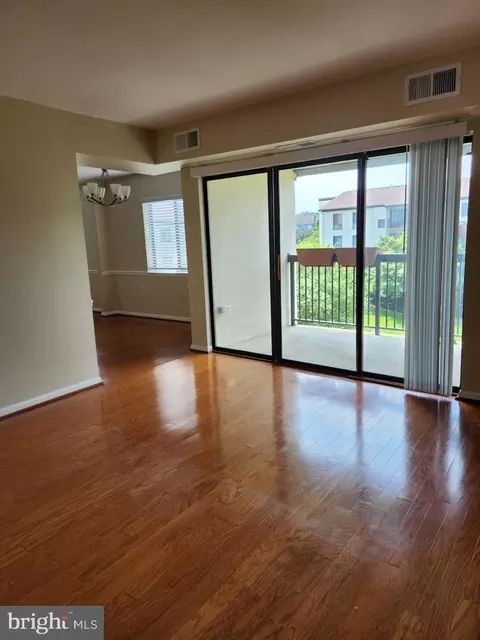 621 Center St #203, Herndon, VA 20170