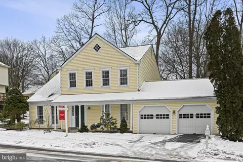 8523 W Oak Pl, Vienna, VA 22182