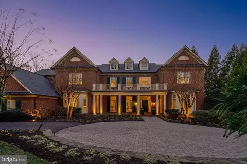 1064 Silent Ridge Ct, Mclean, VA 22102