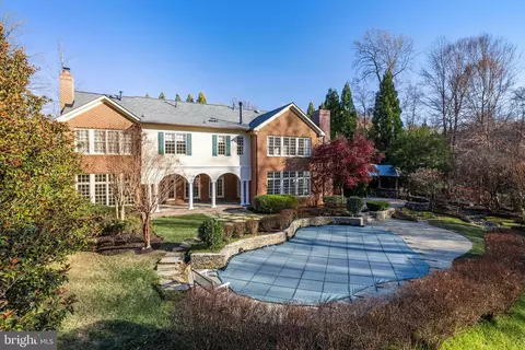 Exterior - 1064 Silent Ridge Ct, Mclean, VA 22102 photo 5 of 11