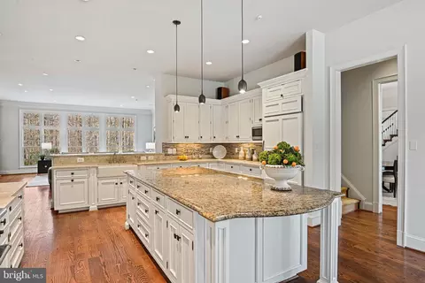 Kitchen - 1064 Silent Ridge Ct, Mclean, VA 22102 photo 4 of 6