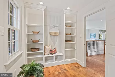 Entry Way - 1064 Silent Ridge Ct, Mclean, VA 22102 photo 3 of 5