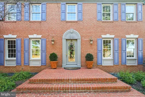 1613 Lozano Dr, Vienna, VA 22182