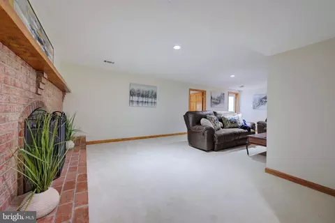 Living - 8100 Saint David Ct, Springfield, VA 22153 photo 2 of 2