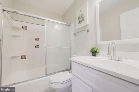 Bath - 8100 Saint David Ct, Springfield, VA 22153 photo 3 of 4