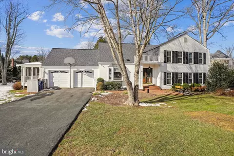 856 Jaysmith St, Great Falls, VA 22066