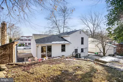 Exterior - 10812 Split Oak Ln, Burke, VA 22015 photo 2 of 4