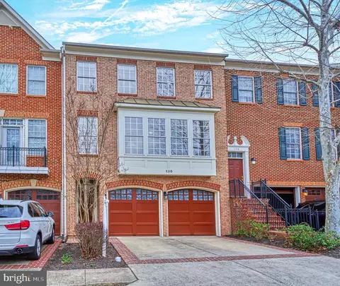 130 Herndon Mill Cir, Herndon, VA 20170
