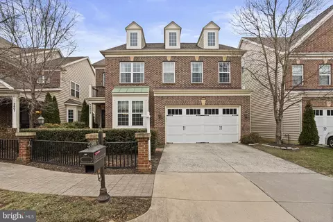 5809 Falls Gate Ct, Falls Church, VA 22041