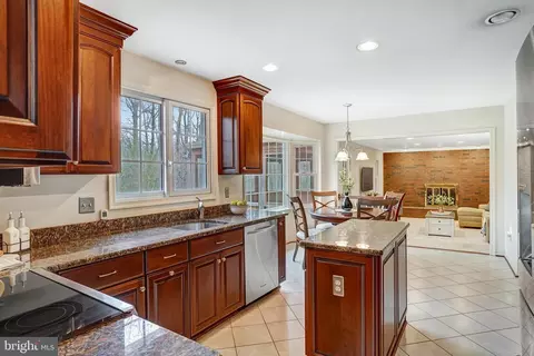 10708 Midsummer Dr, Reston, VA 20191 photo 8