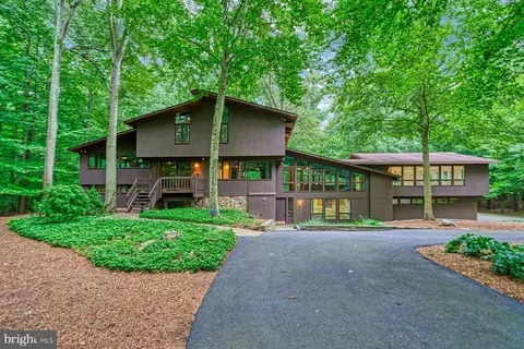 9560 Edmonston Dr, Great Falls, VA 22066