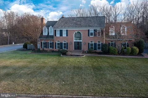 9525 Crosspointe Dr, Fairfax Station, VA 22039