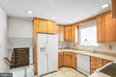 6803 Galax Ct, Springfield, VA 22151 photo 2