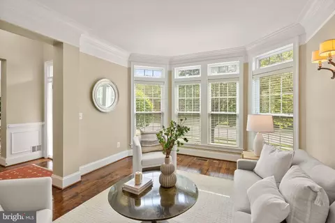 Living - 7534 Red Hill Dr, Springfield, VA 22153 photo 2 of 10
