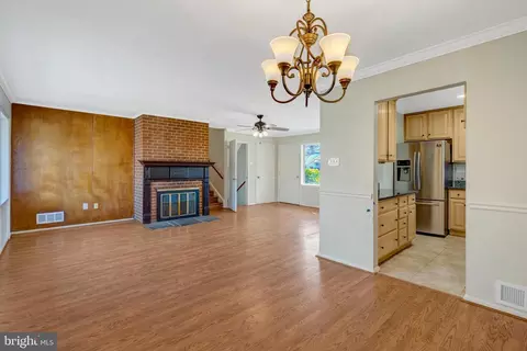 Living - 5503 Hinton St, Springfield, VA 22151 photo 3 of 4