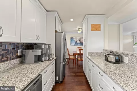 Kitchen - 6408 Zekan Ln, Springfield, VA 22150 photo 6 of 7