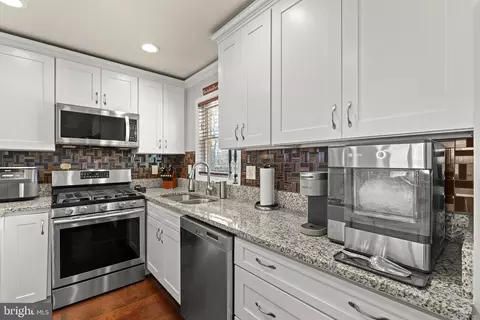 Kitchen - 6408 Zekan Ln, Springfield, VA 22150 photo 3 of 7