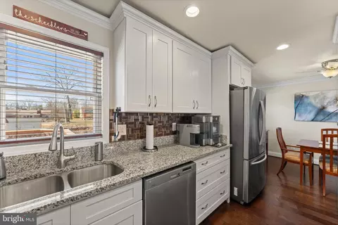 Kitchen - 6408 Zekan Ln, Springfield, VA 22150 photo 4 of 7