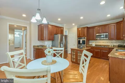 Kitchen - 9881 E Hill Dr, Lorton, VA 22079 photo 4 of 6