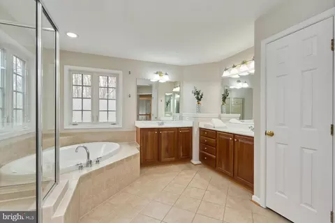 Bath - 9881 E Hill Dr, Lorton, VA 22079 photo 2 of 4