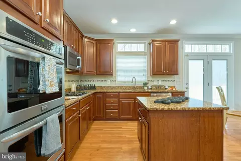 Kitchen - 9881 E Hill Dr, Lorton, VA 22079 photo 3 of 6