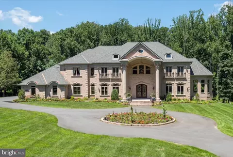 10306 Elizabeth St, Great Falls, VA 22066