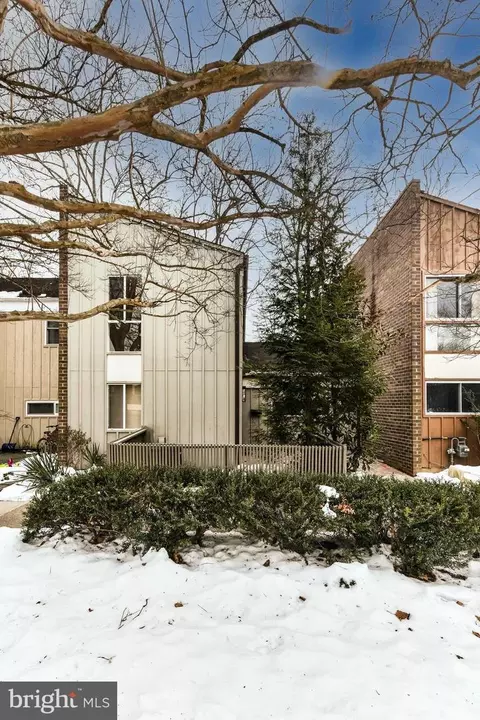 11332 Links Dr, Reston, VA 20190 photo 4