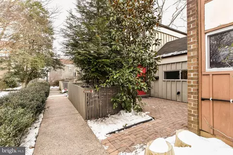 11332 Links Dr, Reston, VA 20190 photo 5