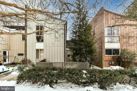 11332 Links Dr, Reston, VA 20190 photo 3