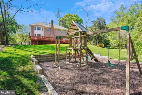 Exterior - 1071 Spring Hill Rd, Mclean, VA 22102 photo 8 of 17
