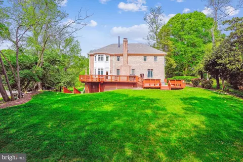 Exterior - 1071 Spring Hill Rd, Mclean, VA 22102 photo 2 of 17