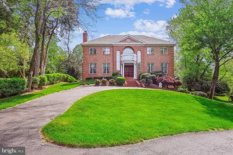 Exterior - 1071 Spring Hill Rd, Mclean, VA 22102 photo 5 of 17