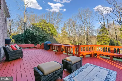 Exterior - 1071 Spring Hill Rd, Mclean, VA 22102 photo 3 of 17