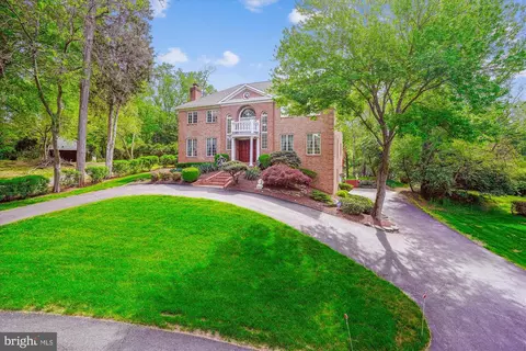 Exterior - 1071 Spring Hill Rd, Mclean, VA 22102 photo 6 of 17