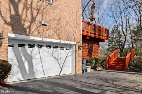 Exterior - 1071 Spring Hill Rd, Mclean, VA 22102 photo 11 of 17