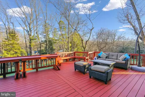 Exterior - 1071 Spring Hill Rd, Mclean, VA 22102 photo 4 of 17