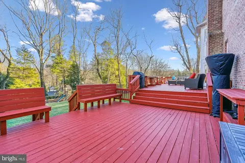 Exterior - 1071 Spring Hill Rd, Mclean, VA 22102 photo 10 of 17