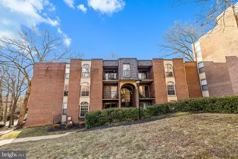 3318 Woodburn Village Dr #24, Annandale, VA 22003
