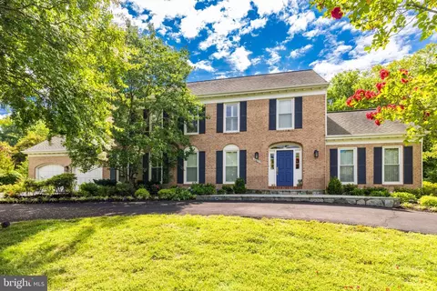 8421 Holly Leaf Dr, Mclean, VA 22102