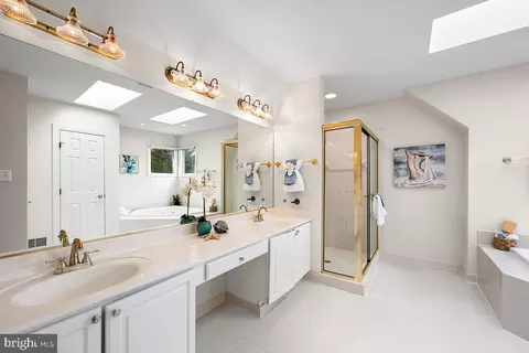 Bath - 6401 Oak Meadow Way, Mclean, VA 22101 photo 2 of 8