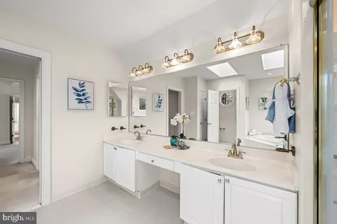 Bath - 6401 Oak Meadow Way, Mclean, VA 22101 photo 3 of 8