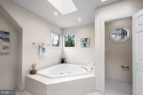 Bath - 6401 Oak Meadow Way, Mclean, VA 22101 photo 4 of 8