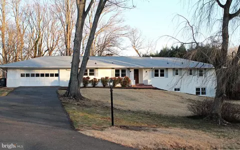2109 Carrhill Rd, Vienna, VA 22181
