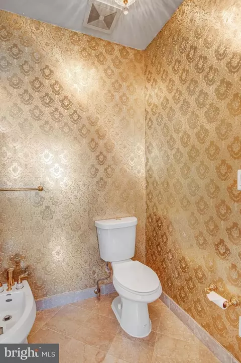 Bath - 7024 Green Oak Dr, Mclean, VA 22101 photo 7 of 17