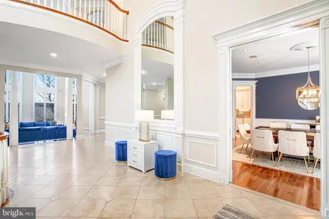 Entry Way - 7024 Green Oak Dr, Mclean, VA 22101 photo 4 of 19