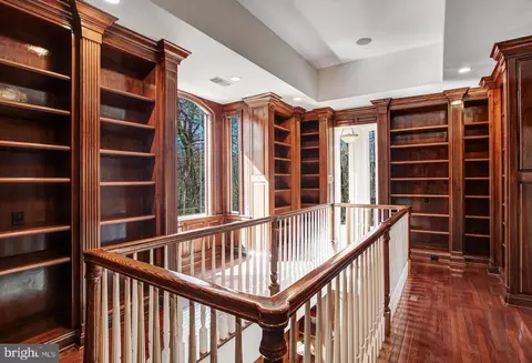 Entry Way - 7024 Green Oak Dr, Mclean, VA 22101 photo 13 of 19