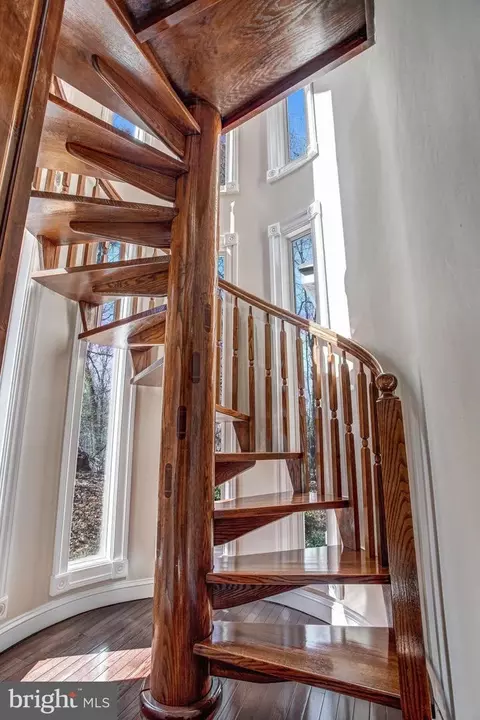 Entry Way - 7024 Green Oak Dr, Mclean, VA 22101 photo 9 of 19