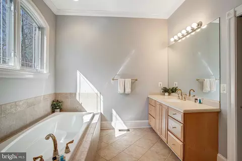 Bath - 7024 Green Oak Dr, Mclean, VA 22101 photo 4 of 17
