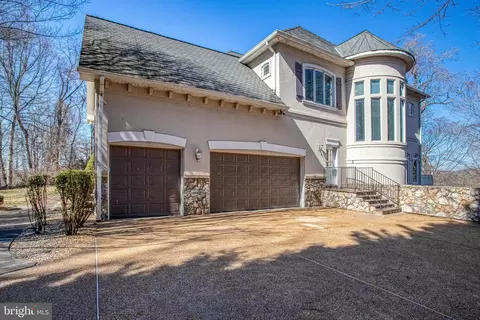 Exterior - 7024 Green Oak Dr, Mclean, VA 22101 photo 4 of 7
