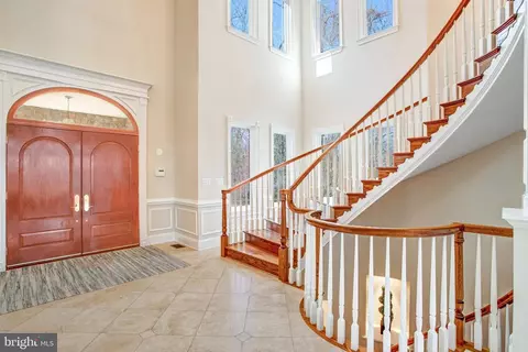Entry Way - 7024 Green Oak Dr, Mclean, VA 22101 photo 2 of 19